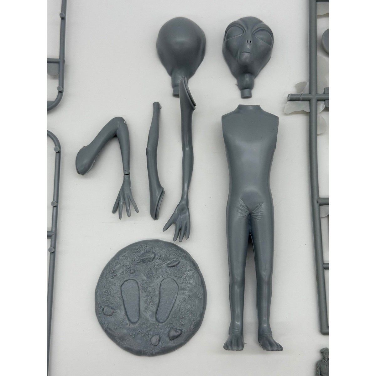 1:48 Scale Testors S4 Area 51 UFO Vintage Model Kit Sci Fi Bob