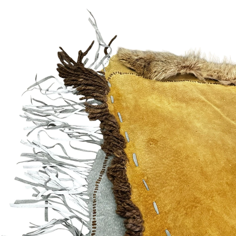 Manta de cuero con flecos hecha a mano con adornos de piel y cuentas de calavera decoración boho rústica Foto 2 de 4