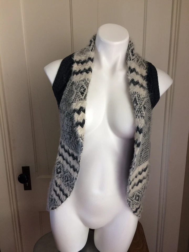 Max Studio Kids Gray/White Fuzzy Cable Knit Sleeveless Shrug Vest S 7-8 NWT - Image 4 of 4