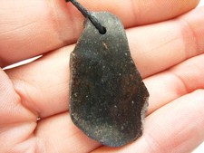 Erstklassige STEIN METEORIT Scheibe, beidseitig geschliffen, gebohrt, am Band