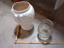 Bellissimo vaso in ceramica bianca con dettagli in rilievo e un inserto in vetro