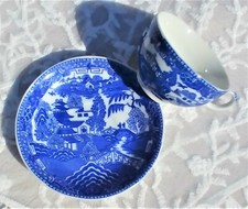 Vintage MADE IN JAPAN "Blue Willow" Porcelain TEACUP  SAUCER SET Blue  White