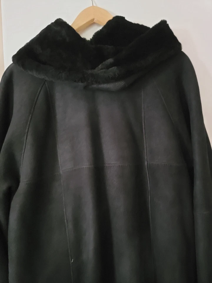 Elegante Abrigo Largo Negro Piel de Oveja Genuina Cálido Tostado Muy Ligero Foto 2 de 4