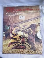 Vintage 1975 Columbia-Minerva Latch-a-Pillow 24" x 24" (Löwe)