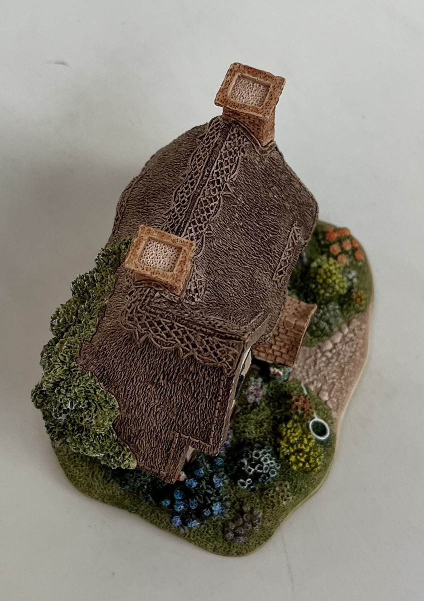 Lilliput Lane　\"Flying through the \" Lilliput Lane Cherry Blossom Cottage - English Collection