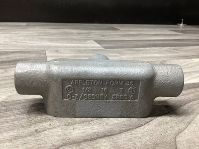 Appleton Form 35 1/2'' Conduit Body TEE #120N13*SI