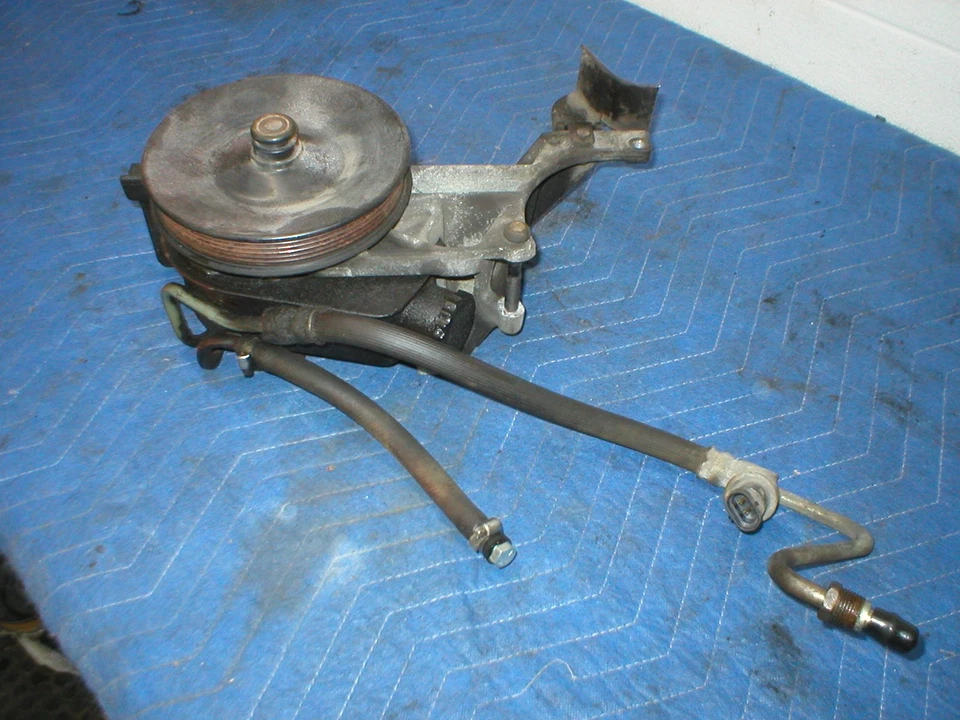 1988-92 Chevrolet Camaro Firebird POWER STEERING PUMP + BRACKET 5.7 5.0L V8 GM - Image 3 of 4