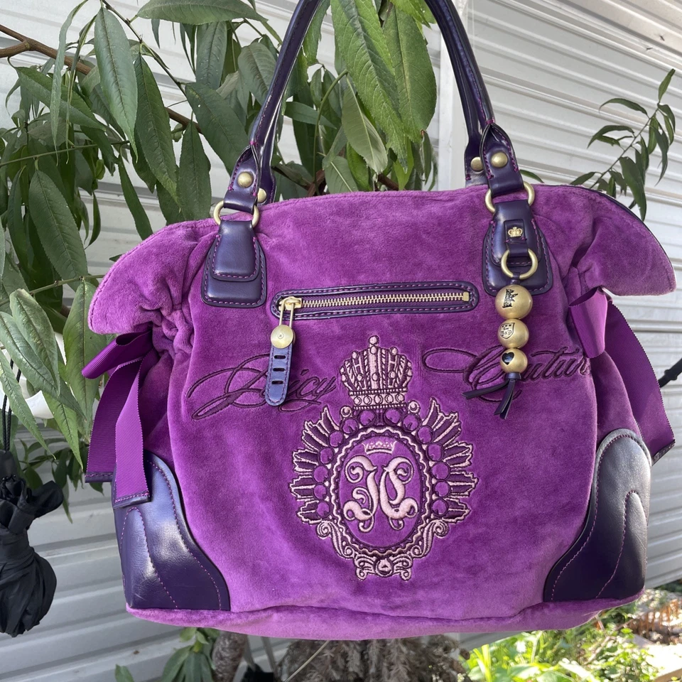 Bolso DayDreamer Juicy Couture de terciopelo púrpura en excelente forma Y2K Scottie Foto 3 de 4