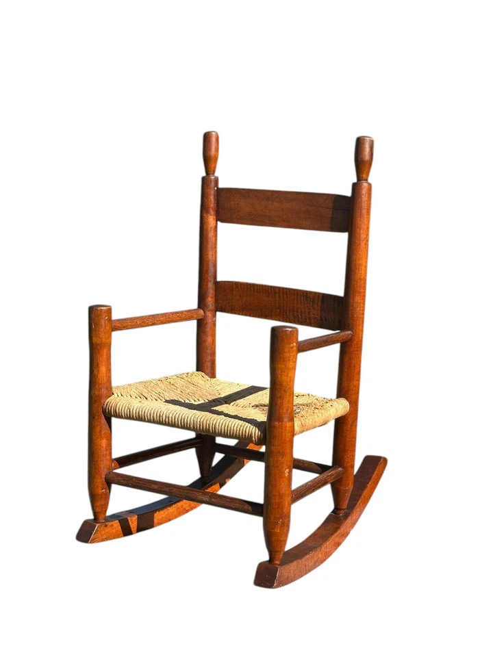 19 世纪后期原始老虎枫木儿童摇椅带拉什座椅 — 第 3/4 张图片