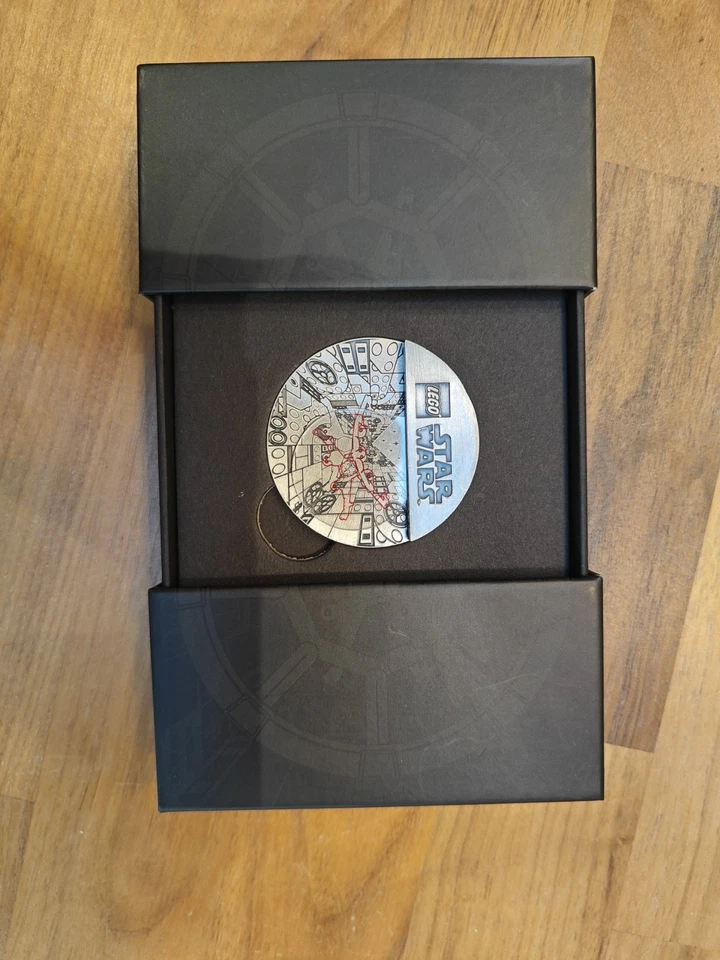 LEGO Star Wars 5008818 X-Wing in Trench Coin May 4th Exclusive - Image 3 of 4