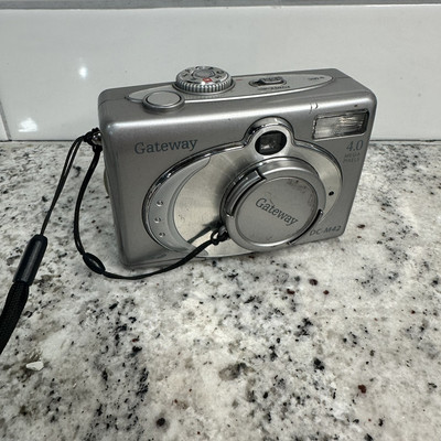 Gateway DC-M42 Silver 4.0 MP 1.6'' TFT LCD Screen 3x Optical Zoom Digital Camera