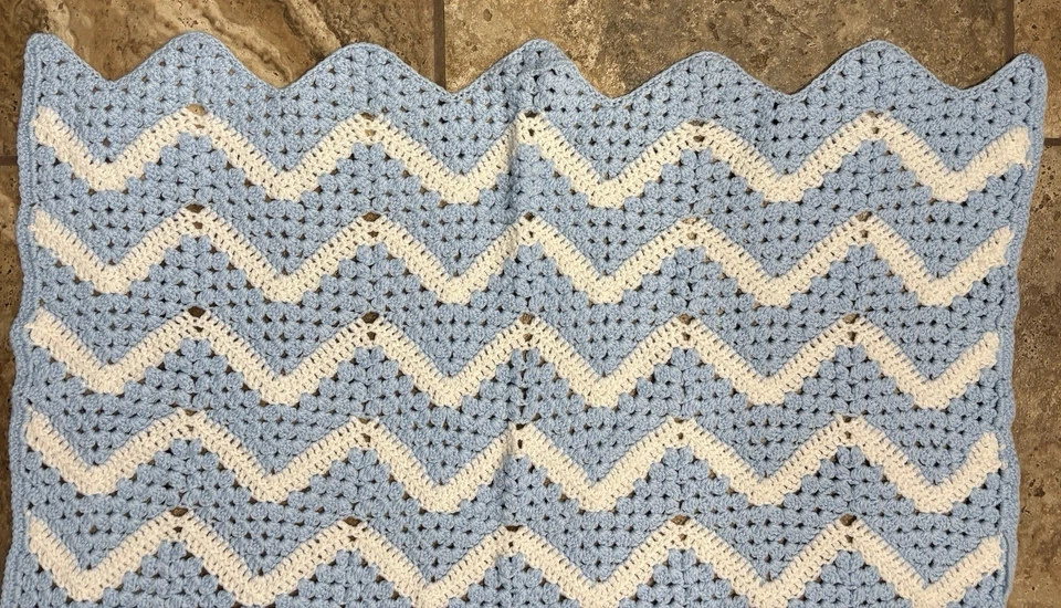 Vintage Azul y Blanco Crochet Chevron Ondulado Bebé Afgano Tiro 37"x 44" Foto 3 de 4
