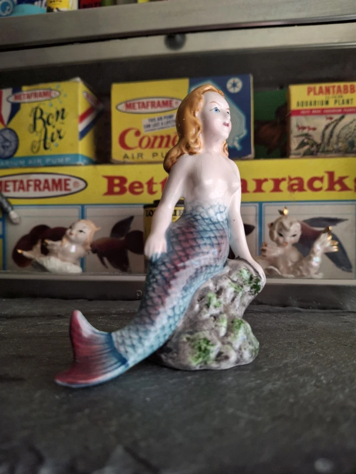 Pecera acuario vintage años 50 cerámica cola roja fantasía sirena apoyada en roca Foto 2 de 4