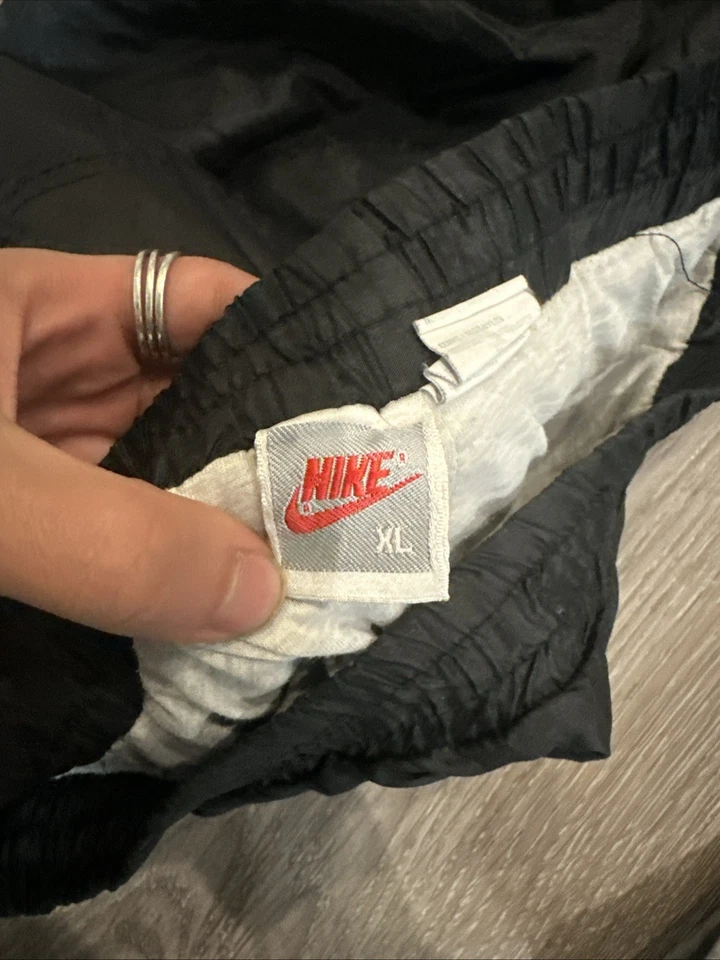 LOTE NIKE 12 Pares de Sudaderas, Etiqueta Plateada Nike Cremallera, Sudadera con Capucha Nike, Pantalones Cortos Nike Años 70 Foto 2 de 4