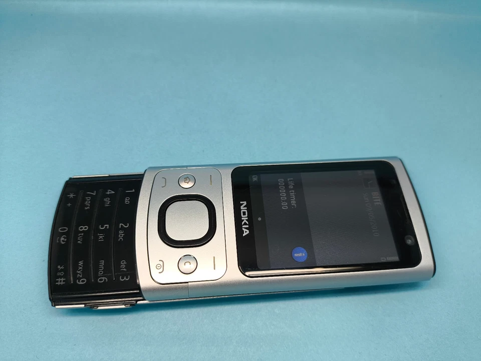 Nokia 6700s Slide Unlocked Mobile Phone Silver Very Good Condition - Image 3 of 4
