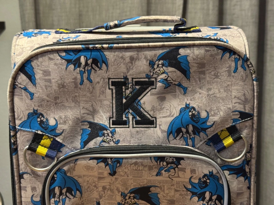 "Maleta de viaje Pottery Barn Kids Batman con ruedas 17"" equipaje - bordada K" Foto 3 de 4