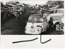Orig. Baryt Foto Hellmuth Pollaczek 1960er Auto Schrottplatz Isetta Opel Ford
