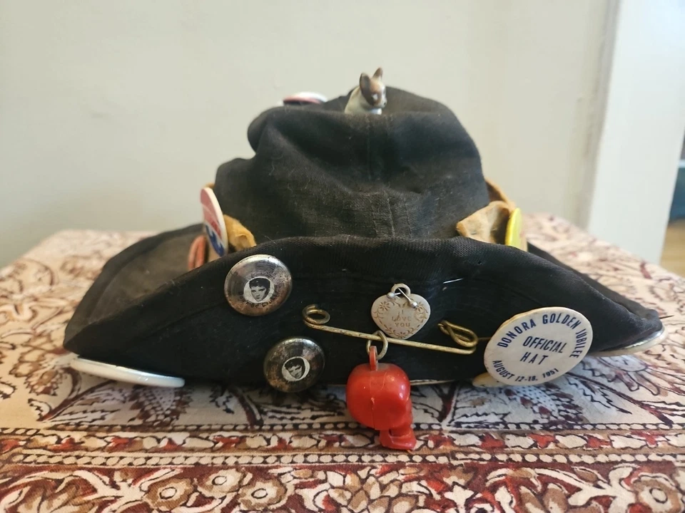 De colección Arte Popular Prendedor Botón Sombrero Años 50-80 Humor Político Elvis Donora Jubileo  Foto 2 de 4
