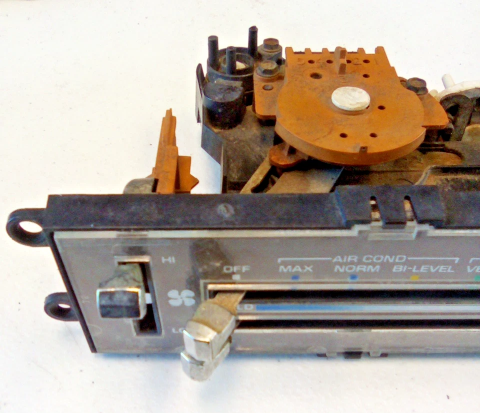 Unidad de control de clima de aire acondicionado Chevrolet Monte Carlo Cutlass 78-88 LOC-132ADG Foto 2 de 4