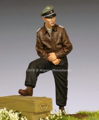 ALPINE MINIATURES WWII WAFFEN SS PANZER OFFIZIER 1944-45 AP35253