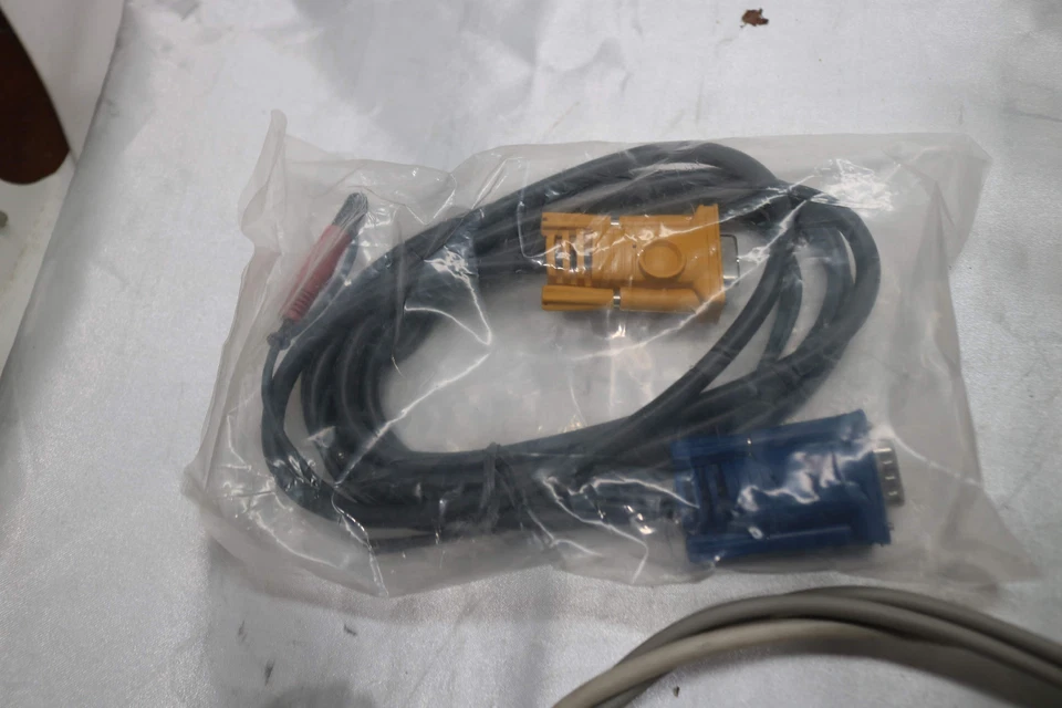 Linksys Pro Connect 4-Port Compact KVM Switch PS2KVM4 with Cables - Image 2 of 4