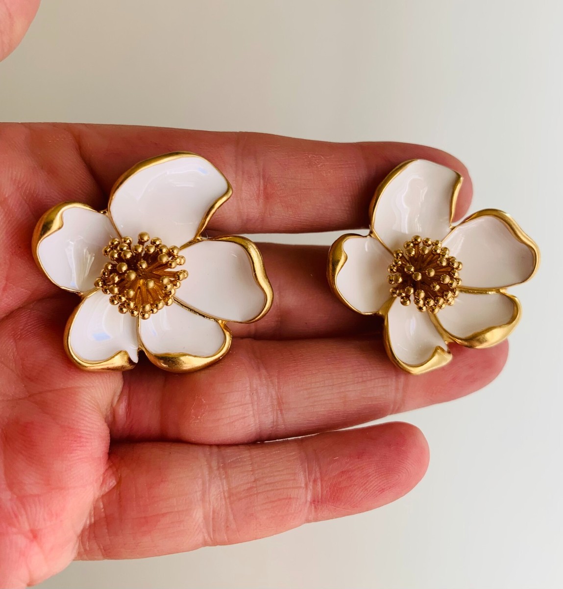 OSCAR DE LA RENTA WHITE ENAMEL LOOK GOLD TONE FLOWER STUD