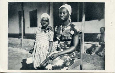 AK / KAMERUN FRAU IM SONNTAGSKLEID