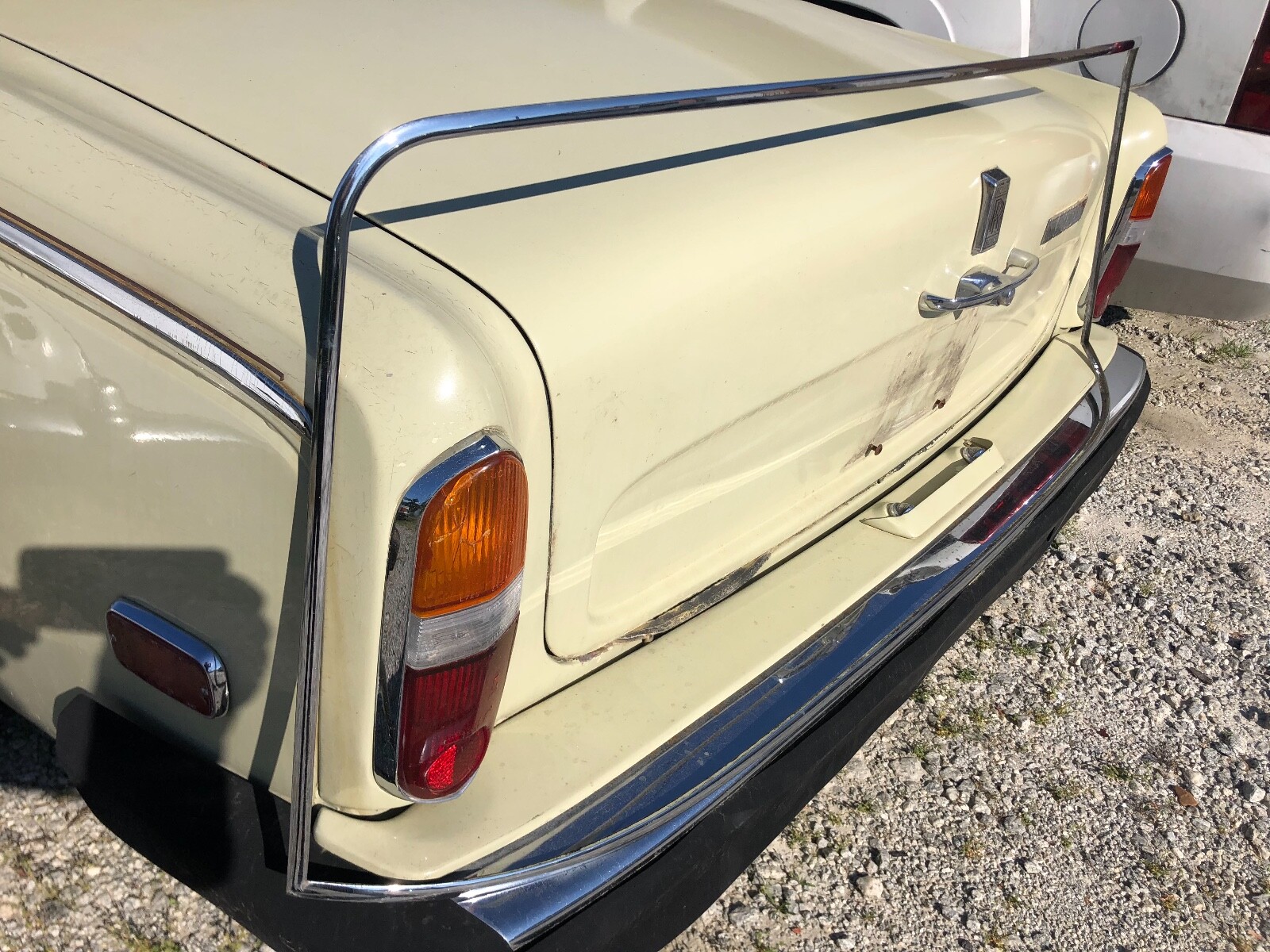 ROLLS ROYCE BENTLEY T WINDSHIELD CHROME TRIM. THE WORLDS LARGEST USED INVENTORY