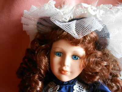 Poupée porcelaine vintage collection poupées du monde N° 3