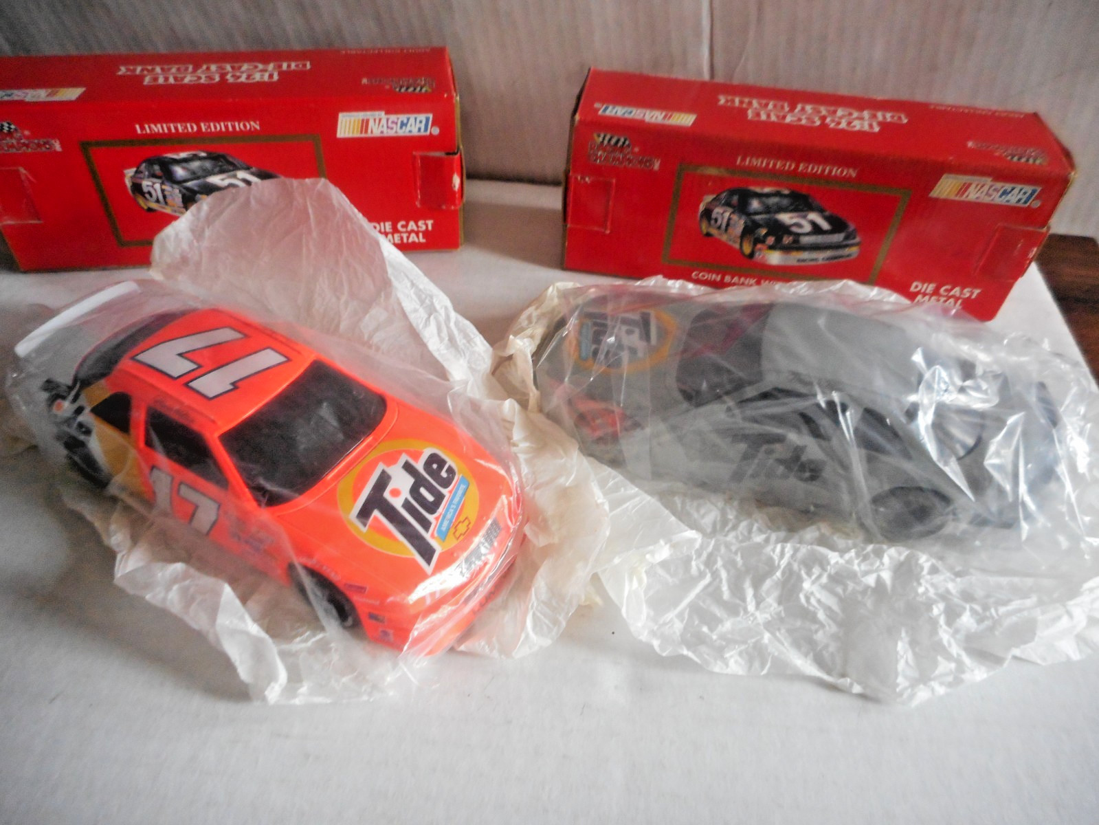 Racing Champions #17 Darrell Waltrip 1992 Tide Color & Grey Lumina Banks 1/24