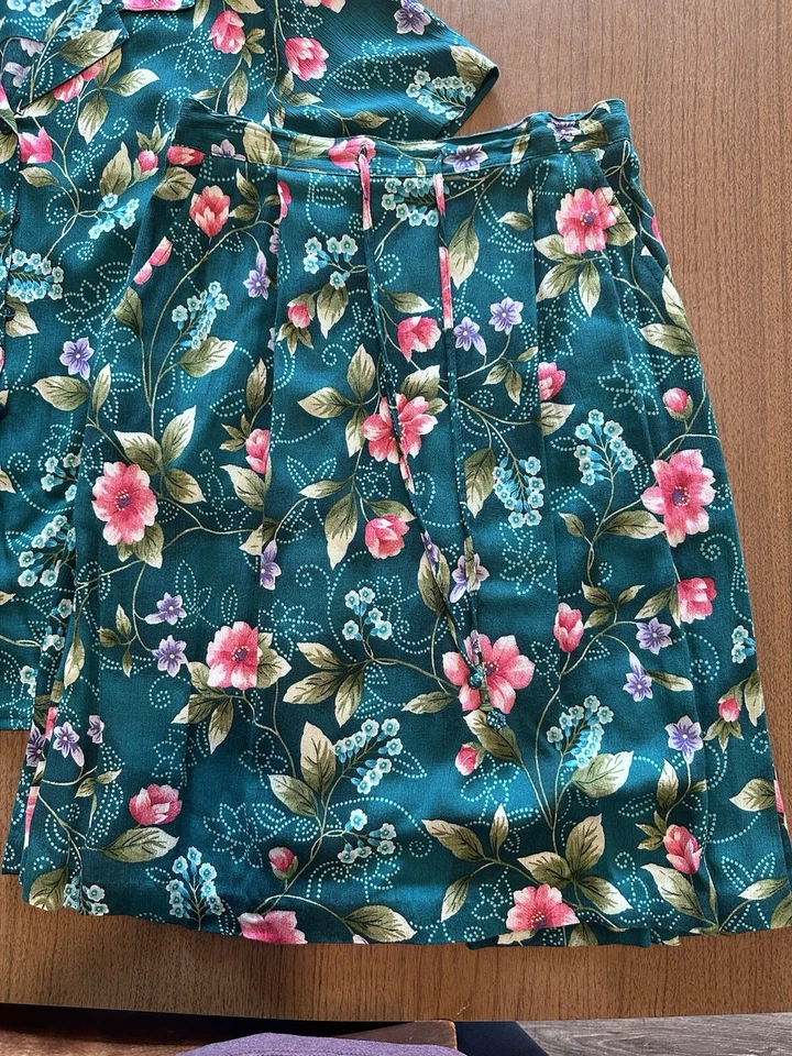 Vintage Jaclyn Smith 2-Piece Outfit Skirt M & Short Sleeve Top S Matching Set - Image 2 of 4