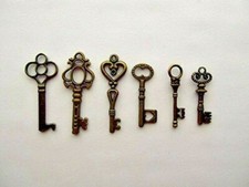 6 Skeleton Key Pendants Antiqued Bronze Assorted Steampunk Charms Wedding Keys