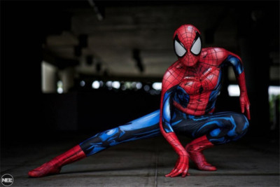 Il Migliore Costume Di Spiderman Nero E Rosso Per Il Montaggio Sicuro E Protetto Del Vetro