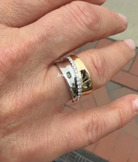 Anillo para mujer banda de eternidad completa de diamantes naturales plateados enchapados en oro de dos tonos 14k Foto 3 de 4