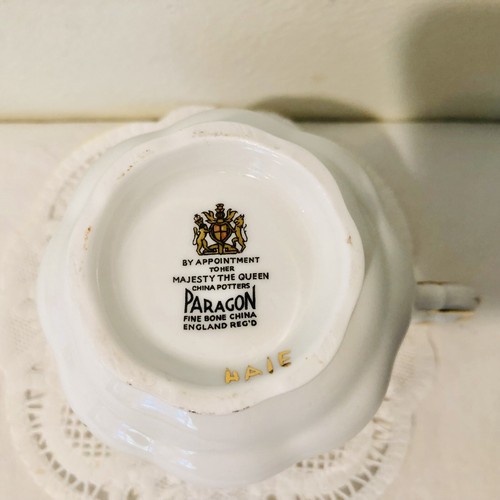 Taza de té y platillo paragon cita a Su Majestad Reina hueso fino porcelana Inglaterra - Imagen 4 de 5