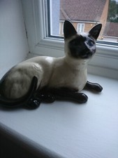 ROYAL DOULTON PORCELAIN SIAMESE CAT LYING DOWN 1539 MINT CONDITION.