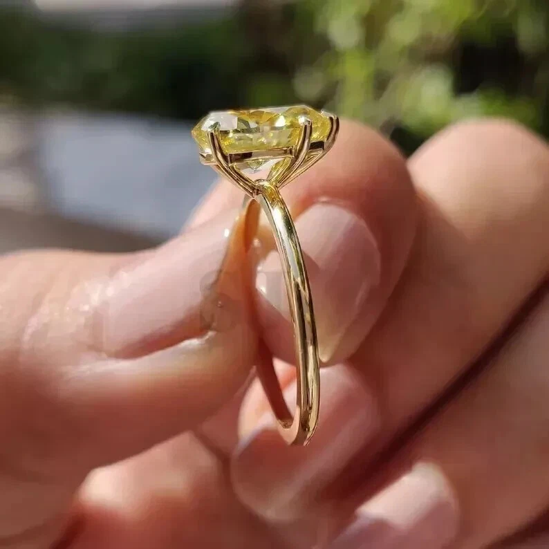 Anillo de compromiso solitario de citrino creado en laboratorio corte pera de 2 quilates enchapado en oro amarillo de 14 k Foto 4 de 4