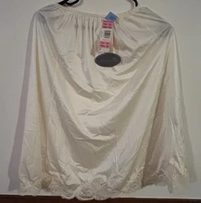 Vintage Wonder Maid Off White, 1/2 Slip Size Medium