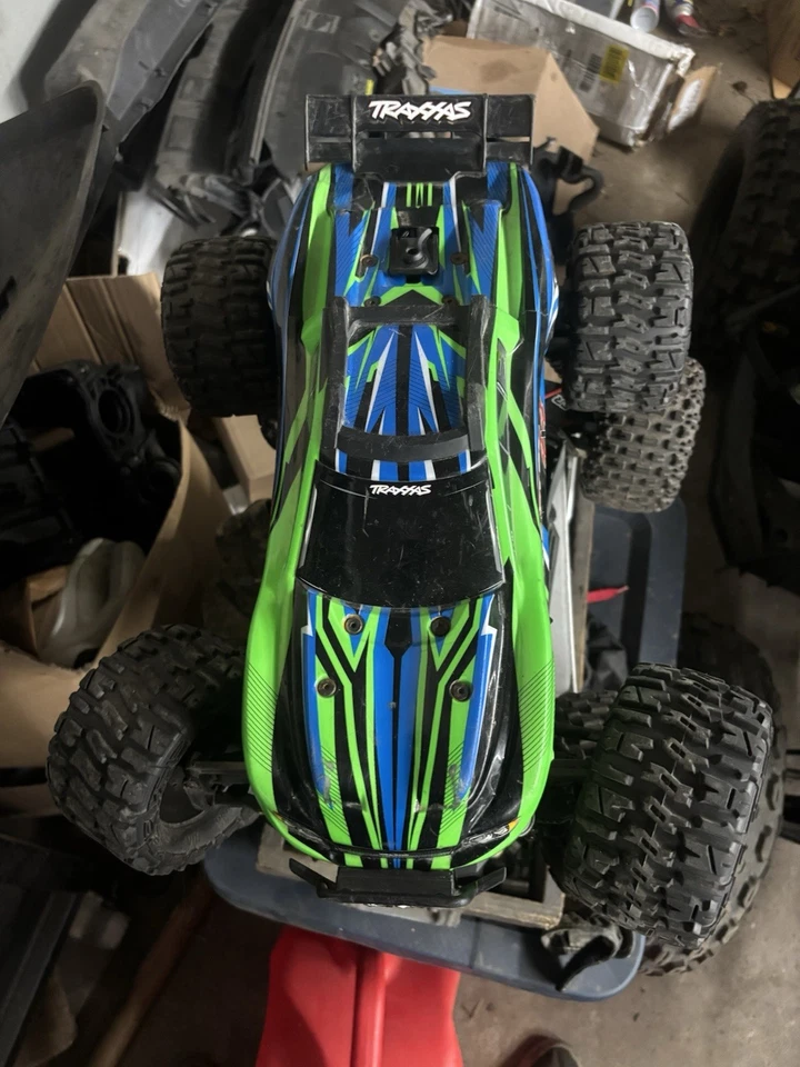 Camión de estadio Traxxas Rustler 4x4 VXL escala 1:10 - TRX67076-4GRN Foto 3 de 4