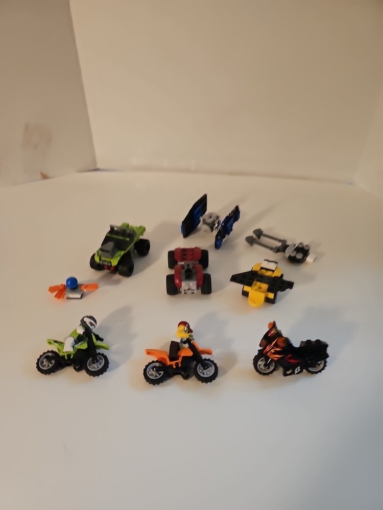 LEGO Racers 8192 Lime Racer Red Racer Motorcycles 2 Mini Figures Look At Picture