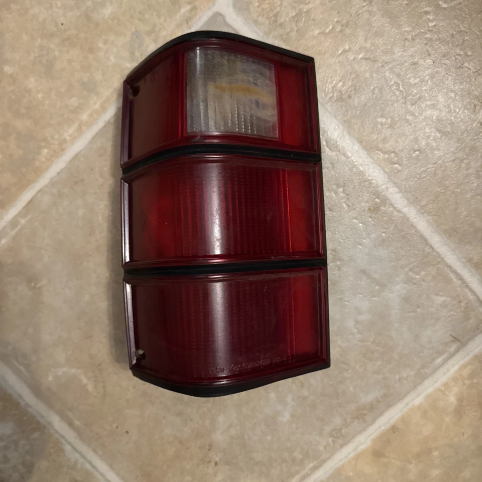 Lanterna traseira de passageiro Jeep Comanche 1986 - 1992 - Imagem 2 de 4