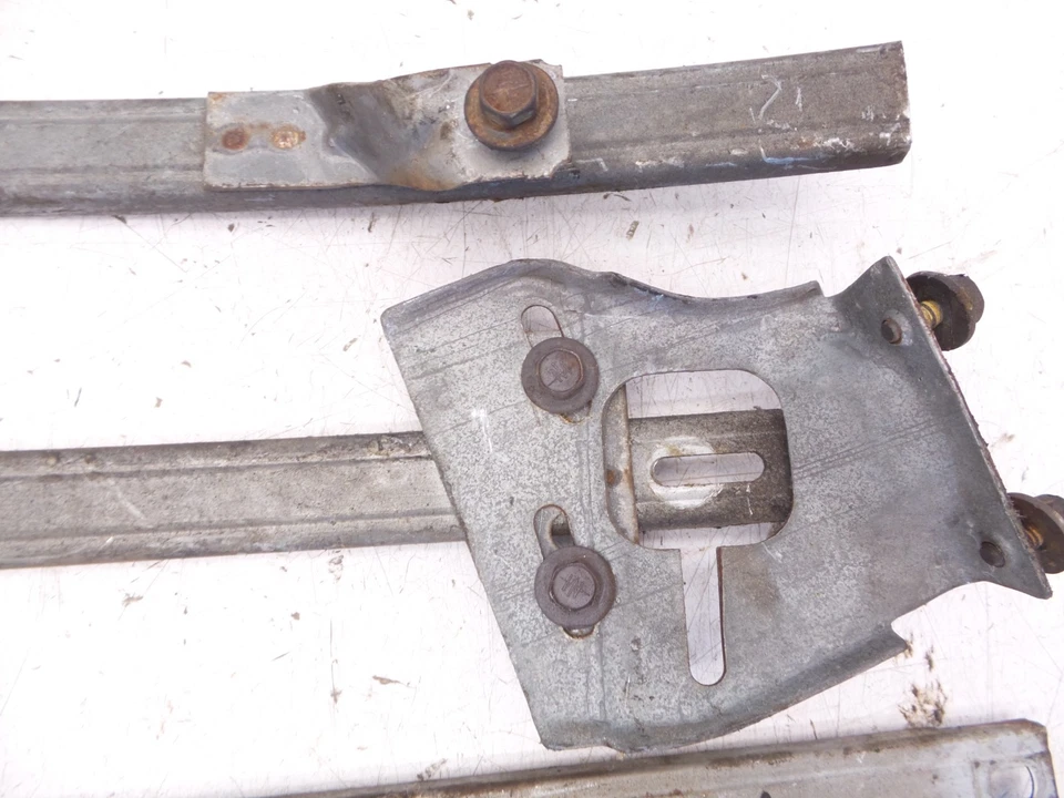 70-81 Camaro Firebird Passageiro Lateral Direito Janela Trilhos Pista Original GM - Imagem 4 de 4