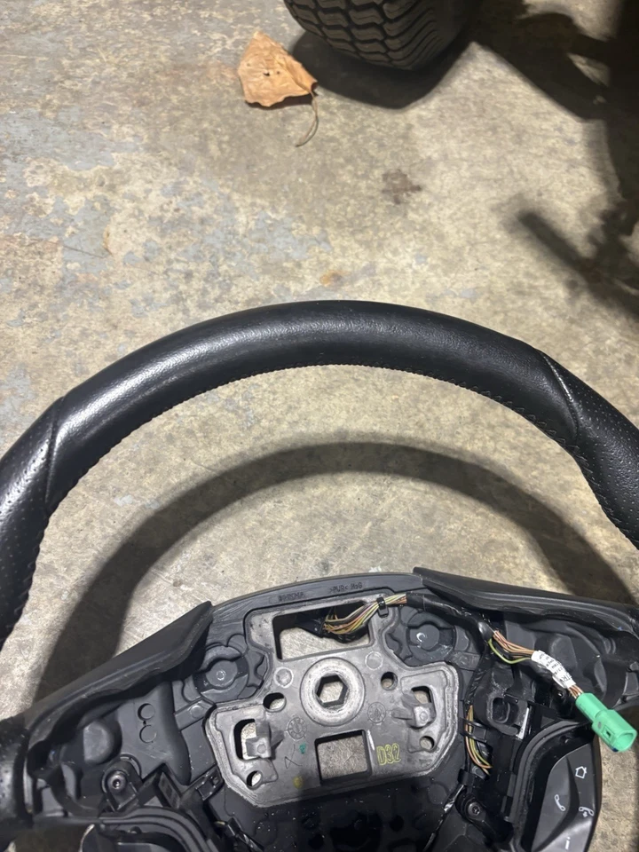 2013-2014 Ford Focus St Steering Wheel - Image 3 of 4