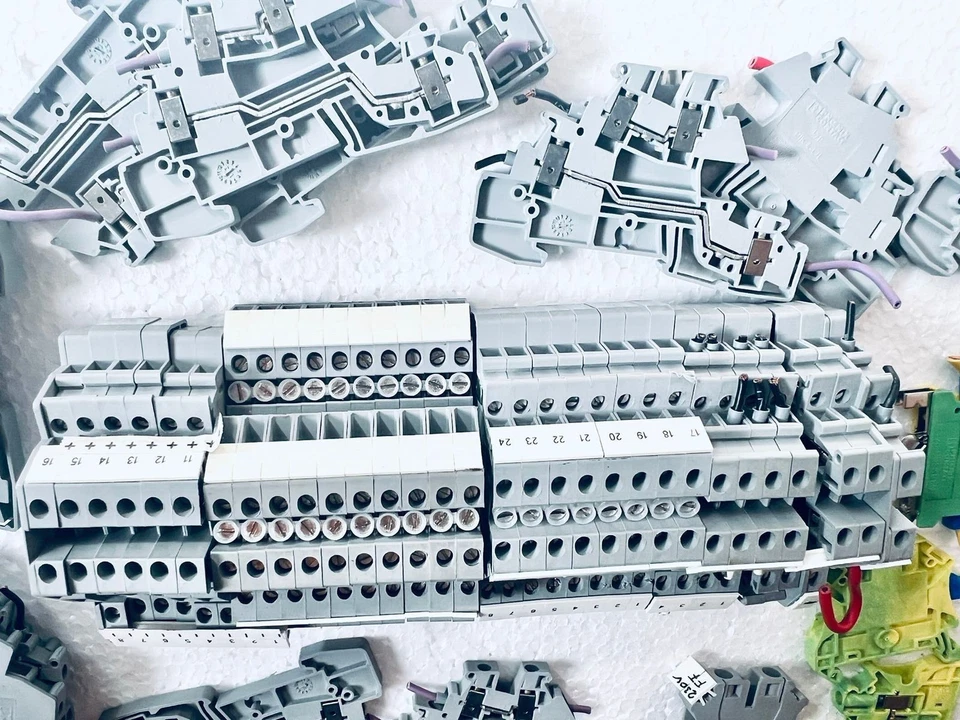 PHOENIX CONTACT TERMINAL BLOCK PIK 4-L/L(82 UNITS)+E-UK END CLAMP(22 UNITS) - Image 2 of 4