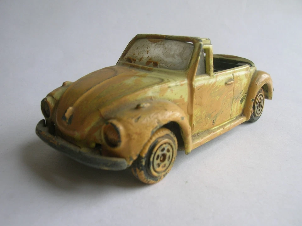 Volkswagen Maggiolino Cabriolet 1303 1/43 Polistil vintage giocato - maggiolone - Immagine 2 di 4