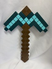 Mattel Minecraft Toys, Sword and Lace Hoe, Minecraft Play, Convertible Role-Playing Accessories for Kids FCW14