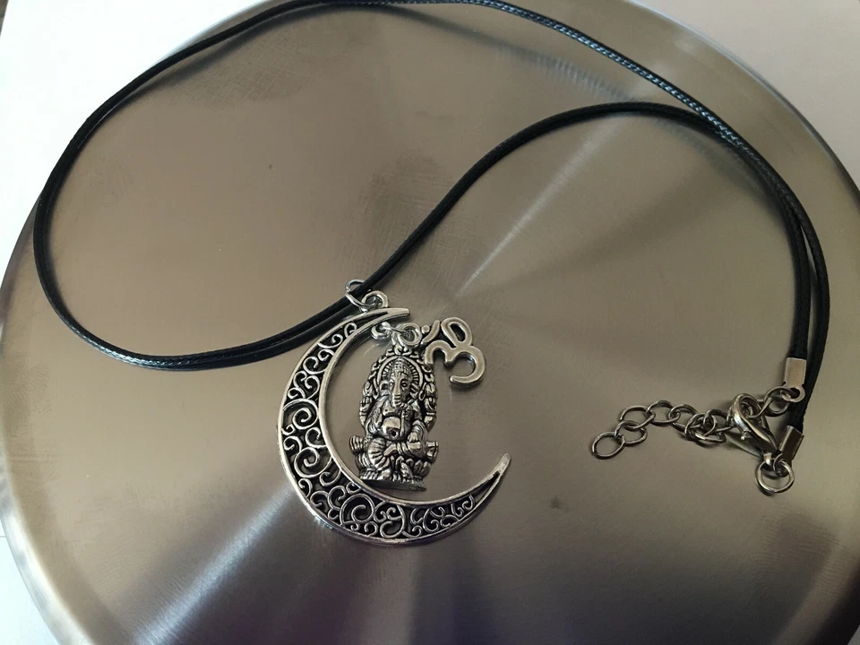 Ganesha Ohm Luna Colgante con cadena de cuero Foto 2 de 4