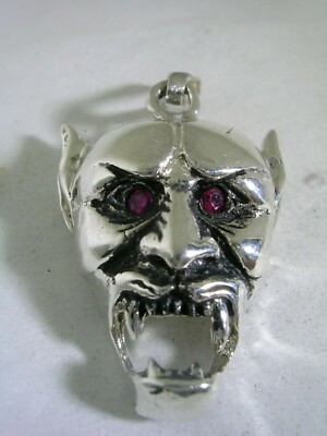 MONSTER VAMPIR SCHÄDEL ANHÄNGER MIT RUBINROTEN AUGEN IN STERLINGSILBER HOCHGLANZPOLIERT 
