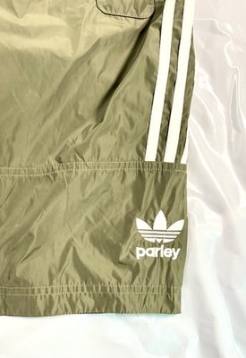 Adidas Originals HS2090 Adicolor Parley Shorts glänzend olivgrün XL