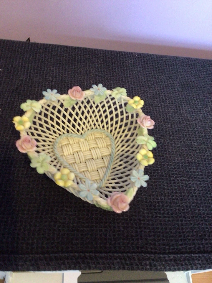 BELLEEK ROSE OF TRALEE  IVORY  WOVEN PORCELAIN HEART BASKET 4.5" diameter - Image 4 of 4